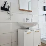Appartement Schoene Grosse 79m2 Und 2 Baeder, Zentrumnah, 2og