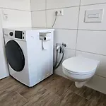 Schoene Grosse 79m2 Und 2 Baeder, Zentrumnah, 2og