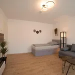 Schoene Grosse 79m2 Und 2 Baeder, Zentrumnah, 2og