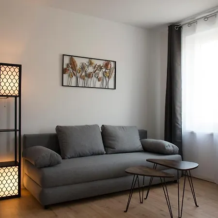 Schoene Grosse 79m2 Und 2 Baeder, Zentrumnah, 2og