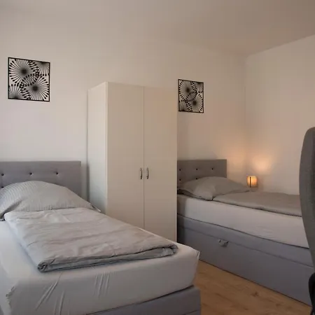 Schoene Grosse 79m2 Und 2 Baeder, Zentrumnah, 2og *