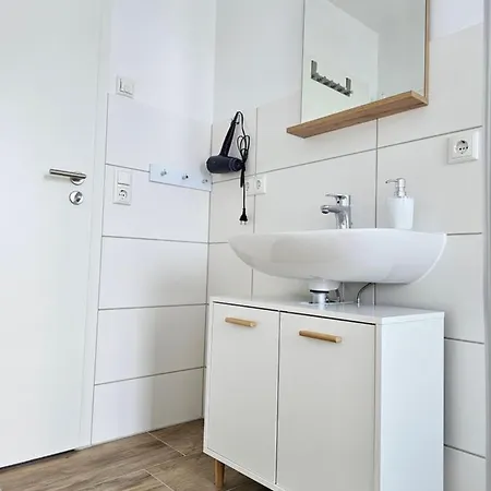 Schoene Grosse 79m2 Und 2 Baeder, Zentrumnah, 2og Apartment *