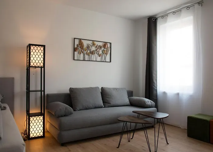 Schoene Grosse 79m2 Und 2 Baeder, Zentrumnah, 2og